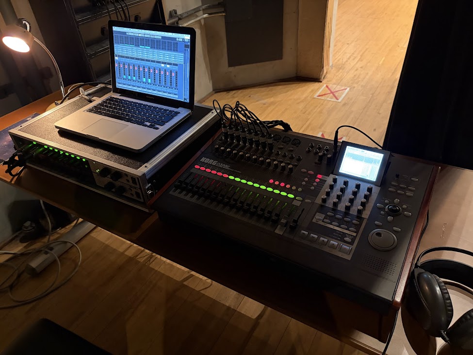 出張録音に持ち込む機材一式。KORGデジタルミキサー・HDDレコーダー2系統・MacBook Pro（DAW）・ヘッドフォン。